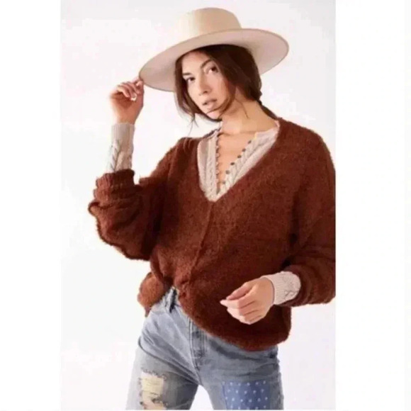 NWT Free People Fuzzy Icing Eyelash Soft V Neck Sweater in Mocha Java Size Large - Picture 2 of 5